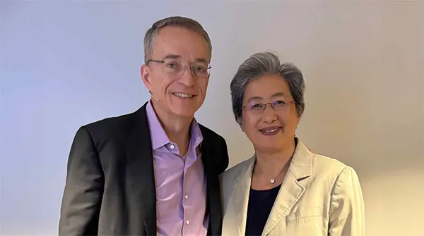 Pat Gelsinger (CEO ของ Intel) และ Lisa Su (Chair และ CEO ของ AMD) ถ่ายที่งาน Lenovo Tech World เมื่อวันที่ 15 ตุลาคม 2024 โดยมีการประกาศจัดตั้งกลุ่มที่ปรึกษา x86 Ecosystem Advisory Group ซึ่งเป็นความร่วมมือระหว่าง Intel, AMD และพันธมิตรทางเทคโนโลยีหลายบริษัท ภาพนี้ได้รับเครดิตจาก Intel Corporation