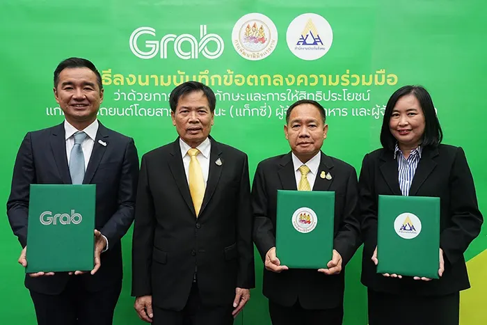 บุคคลในภาพจากซ้ายไปขวา: นายวรฉัตร ลักขณาโรจน์ (ซ้ายสุด) กรรมการผู้จัดการใหญ่ แกร็บ ประเทศไทย, นายสุเทพ ชิตยวงษ์ (กลางซ้าย) เลขานุการรัฐมนตรีว่าการกระทรวงแรงงาน, นายประทีป ทรงลำยอง (กลางขวา) อธิบดีกรมพัฒนาฝีมือแรงงาน, นางสาวนันทินี ทรัพย์ศิริ (ขวาสุด) รักษาการในตำแหน่งที่ปรึกษาด้านประสิทธิภาพ สำนักงานประกันสังคม) 
