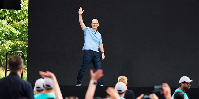 tim-cook-event-stage